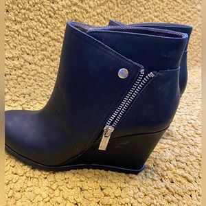 Kenneth Cole black wedge boots size 7 1/2.